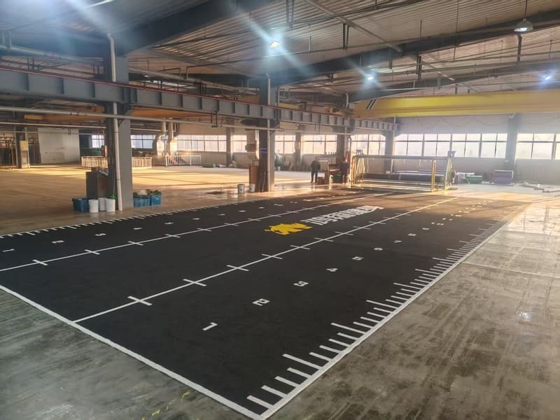 le gazon ondulé du gymnase présente des risques de trébuchement